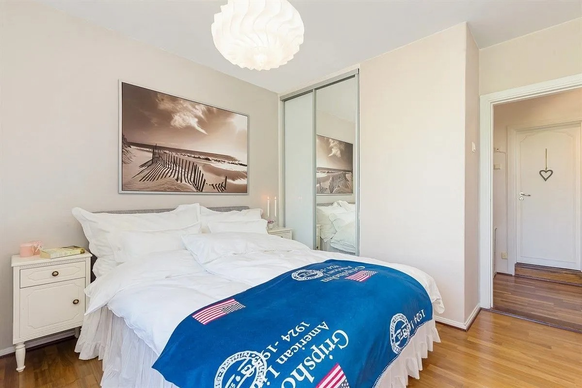 Romslig soverom med mye skapplass og god plass til dobbeltseng (dobbeltseng inkludert, men ikke den på bildet)